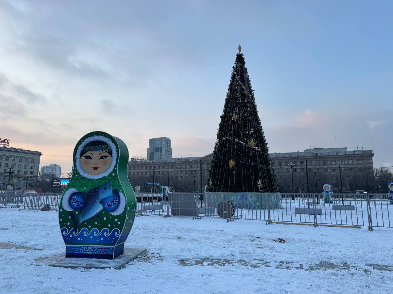 В первый день зимы на главной елке Хабаровска зажгут огни Завтра на площади им Ленина в 18 00 лесная красавица засияет яркими огнями Горожан и гостей города порадуют выступления творческих коллективов   AmurMedia Прислать новость