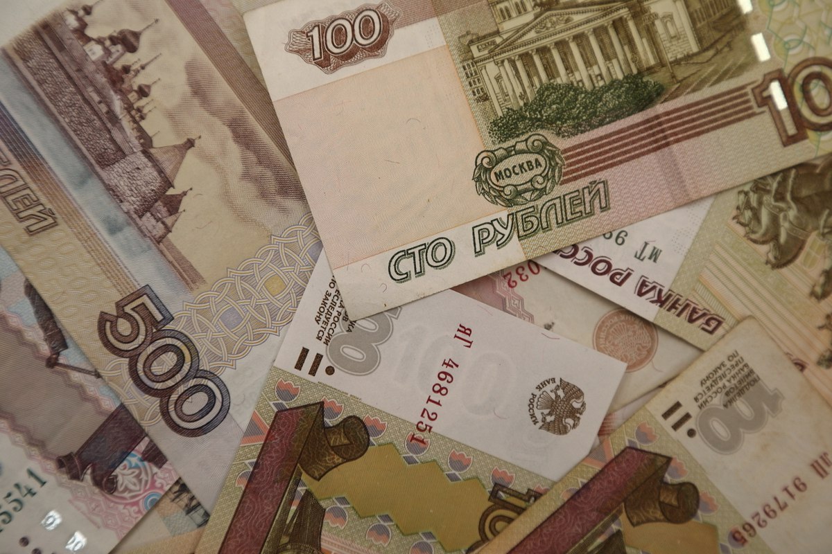 Смольный выставил на аукцион четыре объекта культурного наследия в Петергофе, Ломоносове и Красном Селе с начальной ценой 1 рубль, обратил внимание «Деловой Петербург». Соответствующие лоты появились на сайте Российского аукционного дома РАД . Правительство города ищет покупателей для усадьбы А. В. Львовой и усадьбы архитектора Е. Гана в Петергофе, «Дома купца Волкова» на Еленинской улице в Ломоносове и корпуса бывшего военного госпиталя в переулке Щуппа в Красном Селе. Все постройки выполнены из дерева. Здания являются объектами культурного наследия регионального значения, однако находятся в «неудовлетворительном состоянии». Судя по информации на сайте РАД, процедура подачи заявок началась 30 апреля, а сами торги состоятся 3 июня. Подробнее — на ЗАКС.Ру: