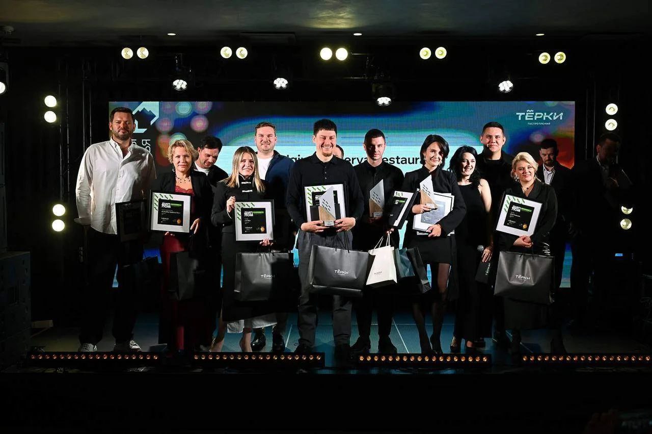 В Воронеже прошла церемония награждения победителей гастропремии Черноземья Тёрки Три заведения общественного питания из Тамбова заняли призовые места в трех номинациях В конкурсе участвовали рестораны кафе и бары а также профессионалы гастрономической сферы из Воронежа Курска Липецка Белгорода и Тамбова 380 претендентов боролись за победу в семи персональных и трех рейтинговых номинациях Победителей определяли на основе мнения экспертов и народного голосования Среди победителей номинации Любимчики публики тамбовский боулинг клуб Golden Strike в спецноминации Рецепт команды мечты отмечен ресторан сыроварня МАРФА а в номинации Лучший бар Черноземья в тройку победителей вошел гастробар ДЕПО Основатель премии Алексей Филиппов подчеркнул что главной задачей гастропремии Тёрки является создание полноценной экосистемы для развития гастрономической индустрии от ферм и производителей продуктов до ресторанов высокой кухни Наши новости в МАХ