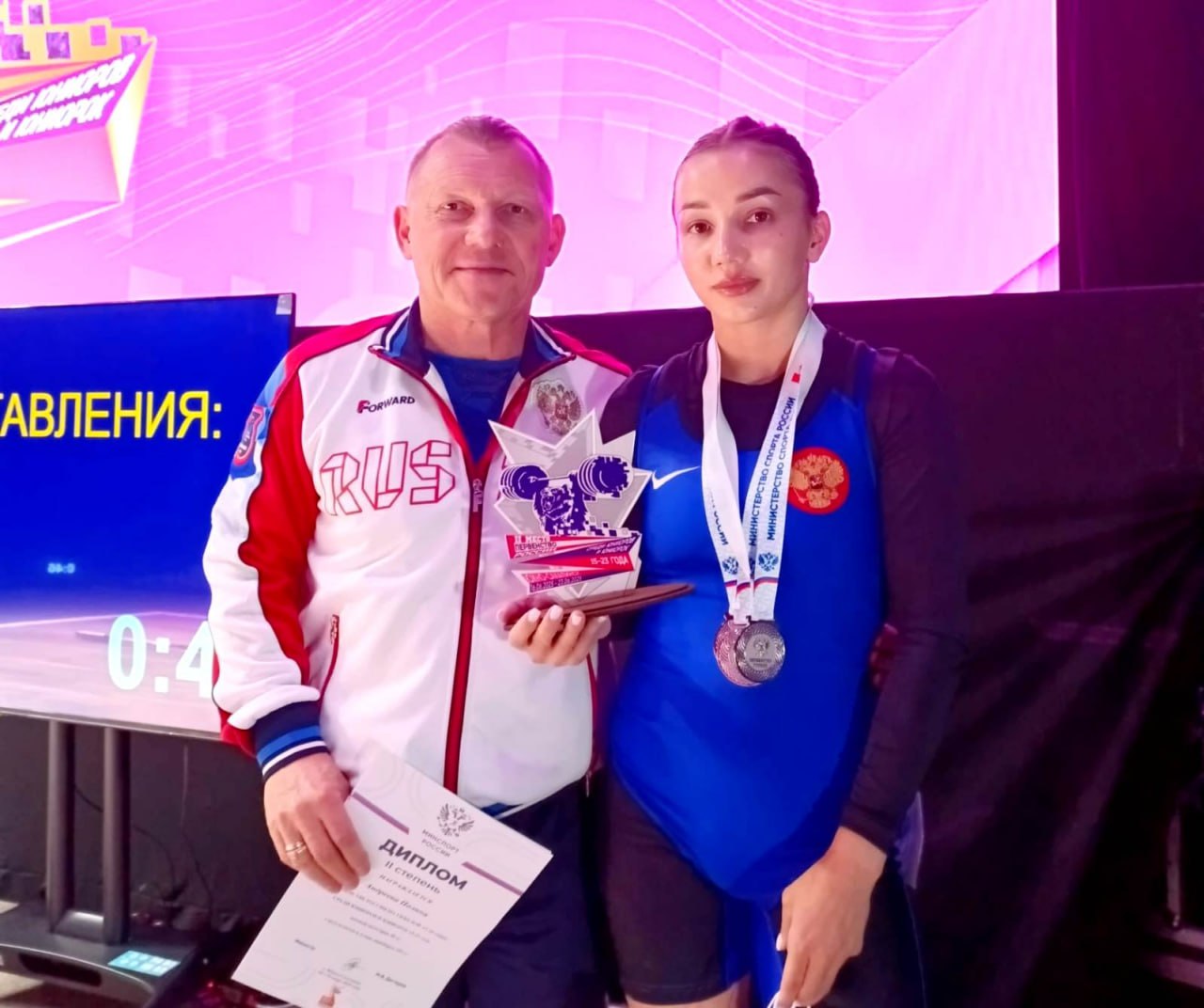 3 «серебра» выиграла тяжелоатлетка Чувашии Полина Андреева на стартовавшем сегодня в Юно-Сахалинске первенстве России. Воспитанница Спортивной школы олимпийского резерва № 3, мастер спорта России достойно выступила среди юниорок до 23 лет в весовой категории до 49 кг. Полина выиграла серебряные трофеи в рывке 70 кг , толчке 83 кг и в сумме двоеборья 153 кг . Поздравляю спортсменку и Заслуженного тренера России Геннадия Иванова! Желаю нашей команде успехов в оставшиеся дни соревнований!