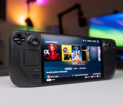 Valve подтвердила проблемы с поставками Steam Deck OLED из за дефицита памяти Ранее в феврале СМИ обратили внимание что Steam Deck OLED внезапно пропал из продажи в некоторых странах Журналисты предполагали что Valve испытывает трудности с поставками устройств из за кризиса на рынке памяти Теперь компания подтвердила это официально