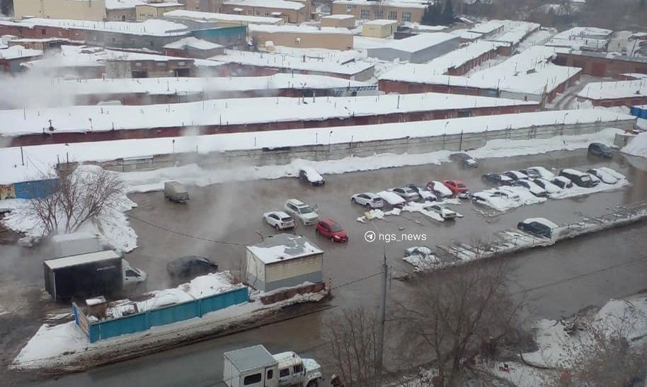 Не опять, а снова. Дорогу возле домов № 15 и 17 на Курчатова залил кипяток. В том же месте, что и год назад.  Представитель автостоянки «Локомотив», которая находится рядом, рассказал  , что порыв произошел около двух часов назад. По его словам, воду откачивают насосом.  — Вода у нас отошла от дальней стоянки. И сейчас здесь просто река, точнее озеро. Машины, вроде как отходят, но надо, не знаю сколько, час-два еще.  В СГК нам ответили, что уже приступили к работам и планируют закончить всё к 8 вечера.  Видео: Новосибирск с огоньком / Telegram