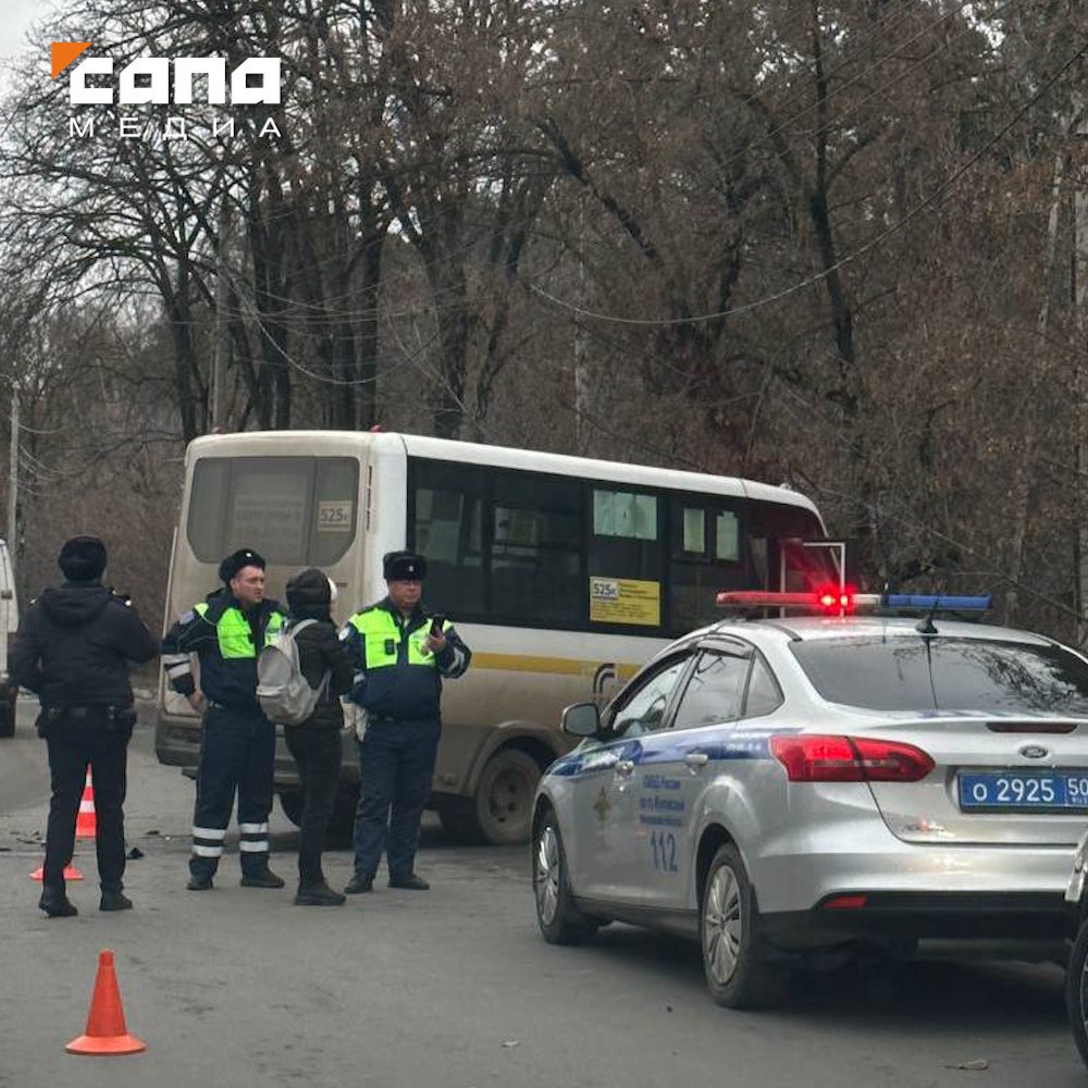 В Подмосковье пьяный мужчина угнал маршрутку, выгнав водителя и пассажиров   Дерзкий угон произошел в городе Жуковском. По информации «Сапы», неадекватный мужчина ворвался в автобус 525-го маршрута, выгнал пассажиров и водителя, и отправился в увлекательное путешествие. Вскоре на хвост к нему сел патруль ДПС.  Погоня за автобусом по городским улицам продолжалась около 20 минут. Все закончилось ожидаемо — новый водитель маршрутки устроил ДТП, влетел на перекрестке во внедорожник Kia.    Пьяного безбилетника тут же схватили. По данным «Сапы», это 31-летний Денис Л.  на фото . На мужчину составили административный протокол по статьям об управлении транспортным средством без водительского удостоверения и в состоянии опьянения. Кроме того, ему грозит уголовное дело.