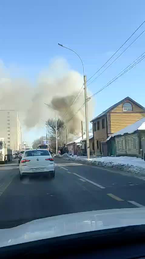 Пожар в жилом доме на улице 9 Января: МЧС на месте происшествия