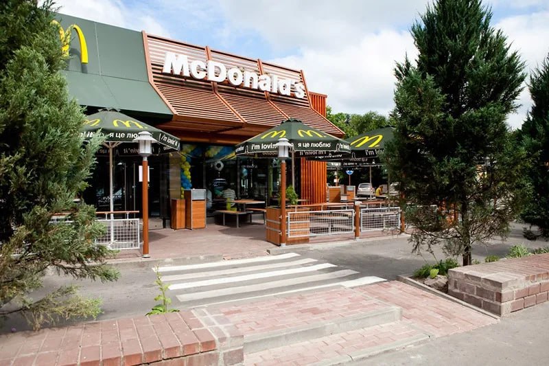 Ушел – и точка! McDonalds покинул Николаев, сообщают украинские СМИ Закрытие ресторана быстрого питания началось еще год назад. Тогда причиной было названо «отсутствие качественной воды», необходимой для работы ресторана. McDonalds появился в Николаеве в начале нулевых. Главной причиной ухода McDonalds называют возможность российского наступления на регион. Напомним, что в городе Сумы, до которого российским военным осталось 20 км, проходит эвакуация крупных торговых сетей, кафе и магазинов. Они освобождают помещения в торговых центрах. Сайт "Другая Украина" / Telegram / Вконтакте / Центр поддержки Украинцев /