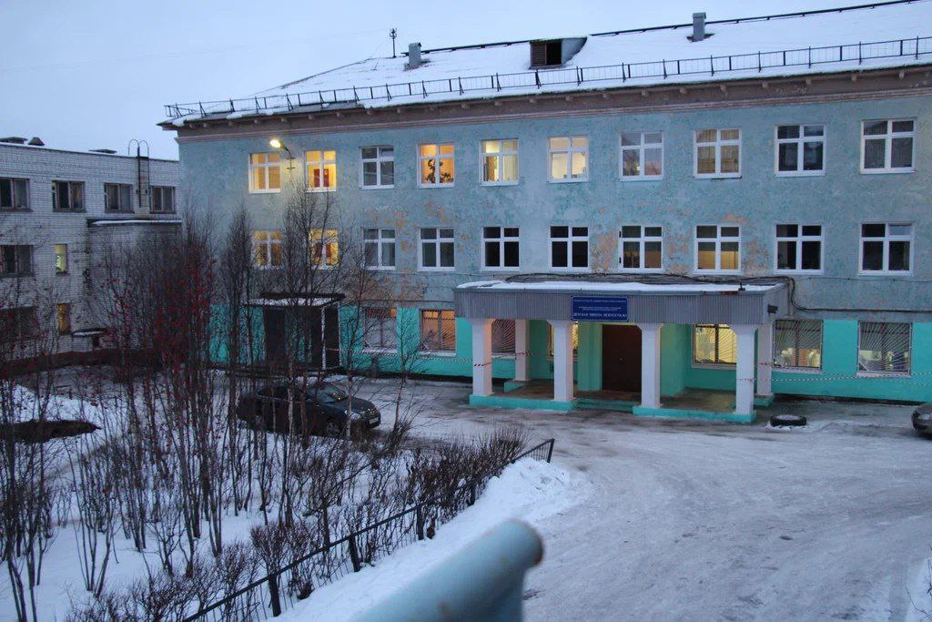 Детскую школу искусств 1 в Мурманске капитально отремонтируют в 2026 году Об этом сообщает администрация города Мурманска Выделите денежные средства на Детскую школу искусств 1 на Баумана 42 Школа сыпется и правительству нет до этого дела обратилась к губернатору Светлана Борисова Капитальный ремонт Детской школы искусств 1 запланирован на 2026 год сообщила в ответ Администрация города Мурманска Детская школа искусств 1 начиналась с музыкальной школы открытой в 1974 году а свой нынешний статус она получила в 1988 году В 2025 году была реорганизована путём присоединения к школе Детской музыкальной школы 6 что позволило увеличить количество обучающихся расширить материально техническую базу усилить педагогический состав Сегодня направлениями деятельности школы является обучение в области музыкального хореографического и изобразительного искусства в том числе детей с ограниченными возможностями здоровья Школа реализует 6 предпрофессиональных и 12 общеразвивающих программ художественно эстетической направленности сроком обучения 3 4 5 6 7 и 8 9 лет Инструментальное исполнительство фортепиано виолончель скрипка флейта саксофон гитара домра балалайка аккордеон баян Хоровое пение Хореографическое искусство Живопись Изобразительное искусство сообщает сайт учреждения