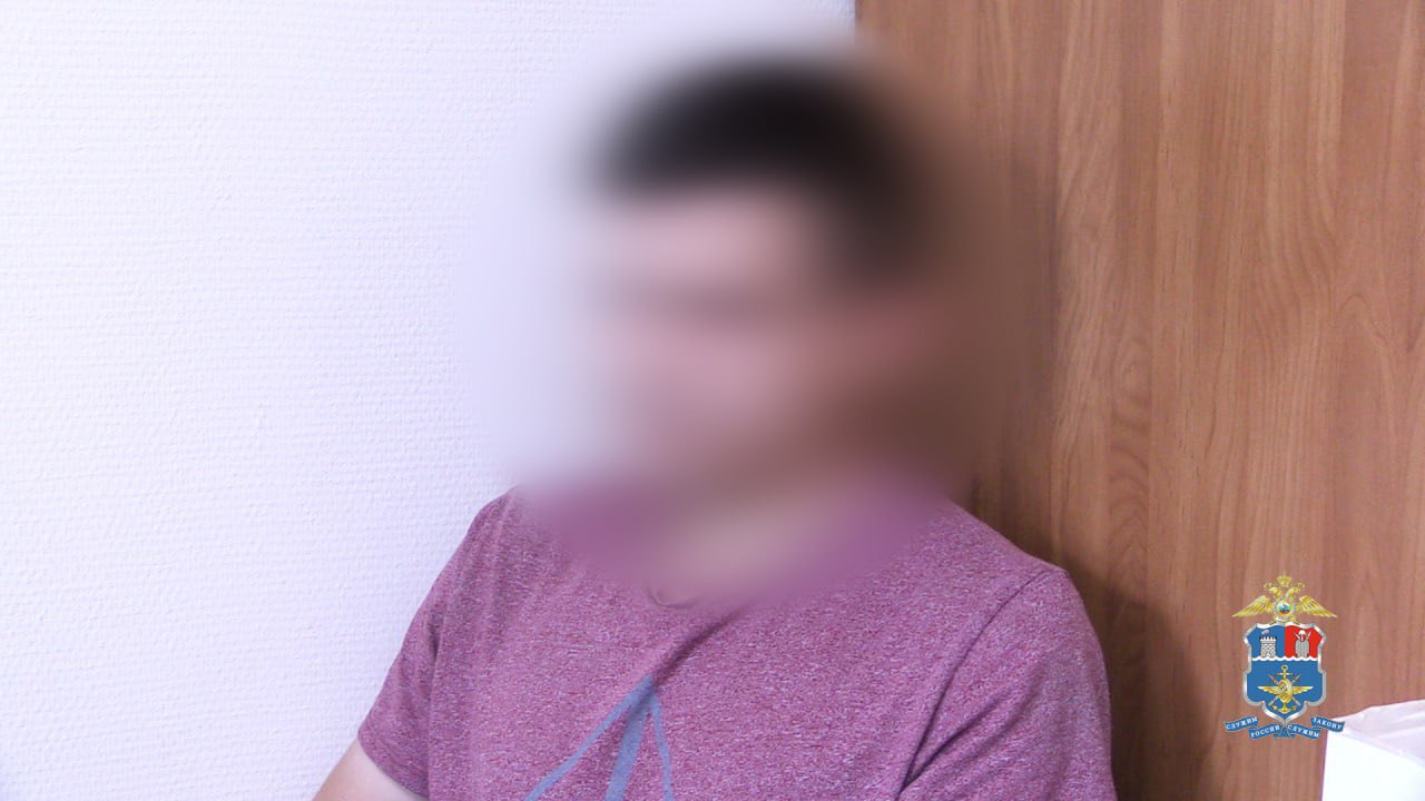 В Ростове задержали очередного поджигателя релейного шкафа — ему грозит до 20 лет. В Азовском районе 28-летний житель посёлка Белозерный устроил поджог релейного шкафа на перегоне Заречная – Красный Сад. Взломанный и облитый горючей жидкостью короб нашли утром 26 июня недалеко от железнодорожных путей. О ЧП сообщили в дежурную часть транспортной полиции на станции Батайск. Поджигателя нашли быстро — его задержали в донской столице. По данным следствия, мужчина пошёл на это по заказу незнакомца из мессенджера Telegram. За вознаграждение он согласился облить шкаф воспламеняющейся жидкостью и снять всё на видео. Следком возбудил уголовное дело по статье «Террористический акт». По закону за такое преступление может грозить до 20 лет лишения свободы. Подписаться