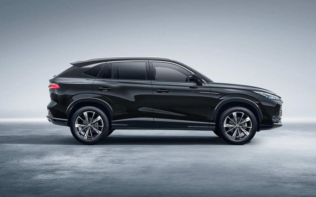 Новый флагман и перелицованный MG КАМАЗ представил две модели Москвича На площадке автозавода КАМАЗ презентовали новые модели бренда Москвич М70 и М90 сообщила пресс служба предприятия При этом подробности касательно моделей неизвестны а фотографии кроссоверов КАМАЗ не показал Москвич М90 новый флагман бренда Это семиместный кроссовер привлекающий внимание выверенным дизайном и точными настройками Система полного привода адаптация для российских условий и широкий набор опций ставят М90 в один ряд с лидерами сегмента полноразмерных кроссоверов говорится в сообщении предприятия