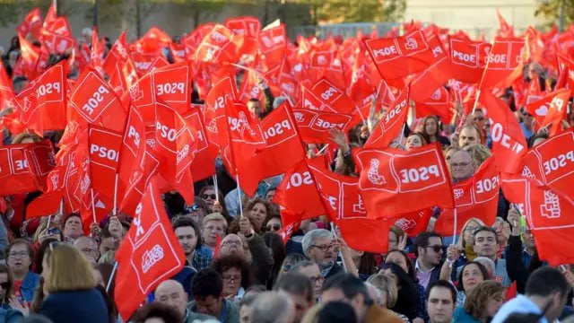 Испанским социалистам запретили бегать по проституткам Членам правящей Испанской социалистической рабочей партии запретили пользоваться услугами проституток: чуть что, обещают даже выгонять из партии! С чего вдруг? А после скандала с генсеком партии Сантосом Серданом: его давеча арестовали по обвинениям в коррупции, злоупотреблению властью и всему такому. По версии обвинения, Сердан, один из ближайших соратников премьера Педро Санчеса, получал деньги с застройщиков за передачу им господрядов, насобирав таким образом 5 миллионов евро. Причём тут проститутки, спросите вы? А притом, что наворованное Сердан в значительной степени тратил как раз на них, родимых - а точнее, на "услуги элитных борделей и эскорта". Само по себе это в Испании не преступление, и факт хождения Сердана по женщинам с низкой социальной ответственностью в деле является не эпизодом, а лишь обстоятельством и одним из доказательств того, что жил Сердан не по средствам. Видимо, просто взять и запретить своим членам воровать руководство соцпартии не может, вот и запрещают, что получится. Поможет? Не повредит! Канал #МОНТЯН! Все каналы #МОНТЯН! Помочь Донбассу