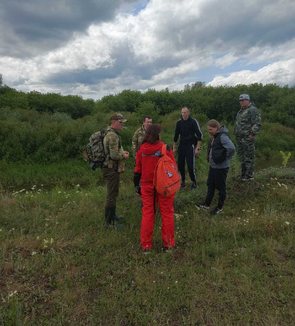 Более 50 человек ищут пропавших в Сакмарском районе девочек На месте работают полиция, аварийно-спасательная служба Оренбургской области, волонтёры «ОренСпаса». Принимают участие в поисках и местные жители. Полина и Яна ещё вчера в обед ушли из села Первая Григорьевка и до сих пор не вернулись. Оренбуржье