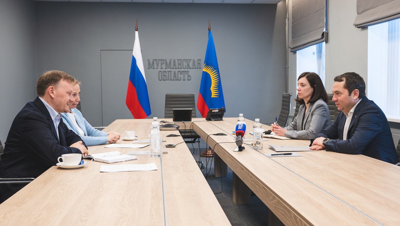 Андрей Чибис потенциал Мурманской области играет ключевую роль в развитии Севморпути Об этом губернатор заявил на встрече с представителями судоходной компании Эко Шиппинг Участники также обсудили реализацию проектов по развитию портовой инфраструктуры инициативы по обеспечению роста грузооборота СМП У нас сосредоточен значительный промышленный транспортный и логистический потенциал который играет ключевую роль в развитии Северного морского пути и всей системы арктических перевозок В октябре прошлого года мы подписали соглашение о сотрудничестве в части создания благоприятных условий для ведения бизнеса развития инвестиционной деятельности промышленного производства создания новых рабочих мест Есть набор совместных подходов отметил глава региона Фото правительство Мурманской области Все самые важные новости Telegram MAX