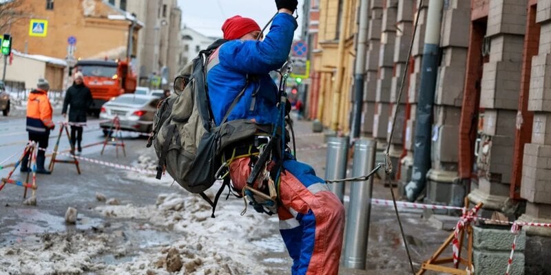 Сюрпризы с неба: в Петербурге на тротуары падают сосули и… балконы  Жителям Петербурга стоит подальше держаться от стен домов – сверху на вас может упасть... неожиданность. Из-за аномального тепла с крыш продолжают сползать глыбы льда и снега, кинжалами падают вниз и сосульки. За сутки в больницы города обратились еще шесть человек, одну из женщин поместили даже в реанимацию.  Реаниматологи спасают 47-летнюю петербурженку, на голову которой упал ком снега. У нее черепно-мозговая травма и ушиб шейного отдела позвоночника. Состояние пациентки средней тяжести. У других пострадавших – ушибы мягких тканей головы.  Впрочем, что уж там сосули! В историческом доме на Рубинштейна вообще обрушился… балкон. Часть балкона оказалась на тротуаре. И просто счастье, что внизу в этот момент не было людей, никто не пострадал. Опасная зона огорожена, здание пытаются привести в порядок ремонтники со снаряжением альпинистов.  #Питер #Ньюс #Балкон #Сосули  Piter News 24 - Подписаться