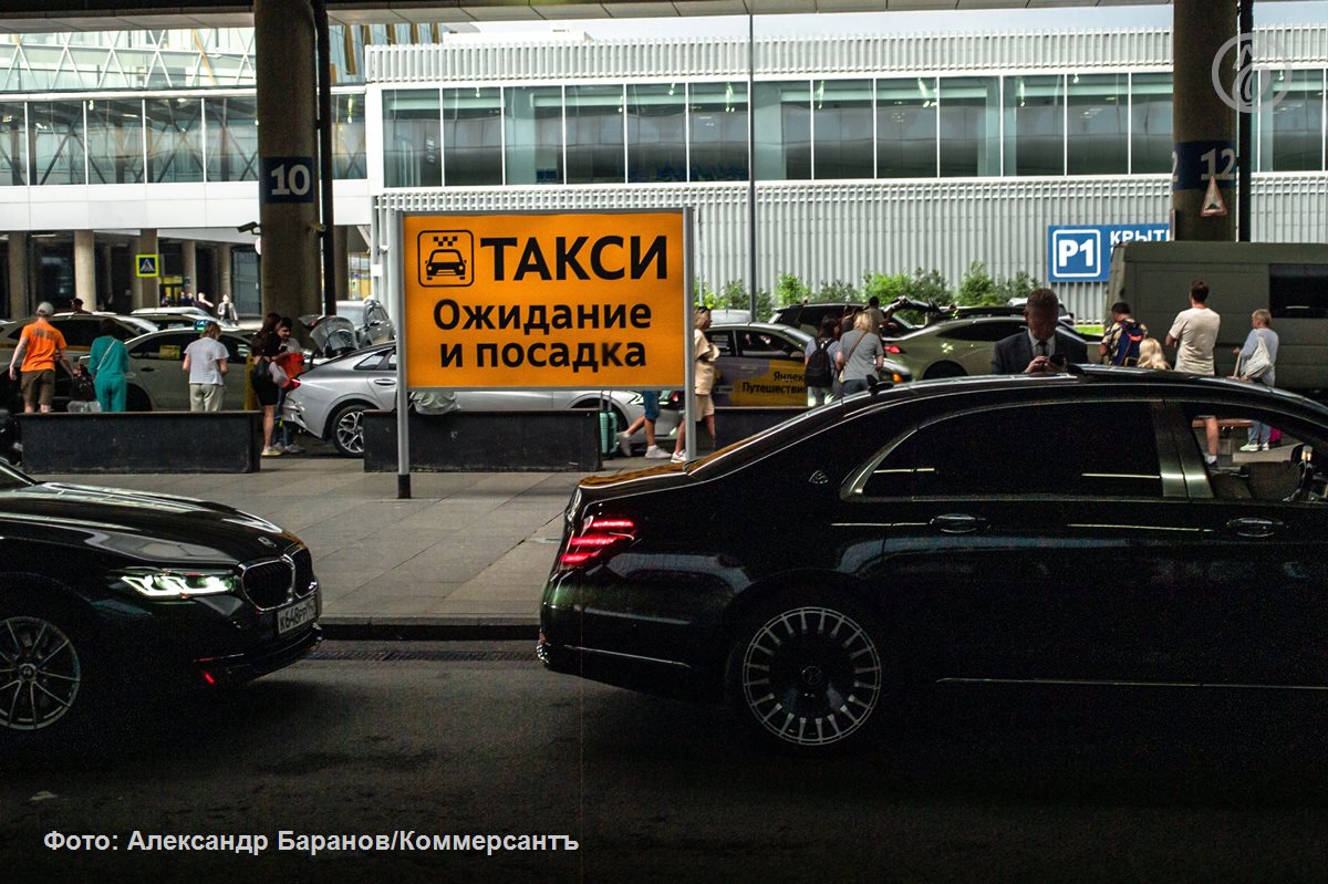 В Пулково из-за ремонта ввели дорожные ограничения на подъезде к терминалу С 16 по 24 мая в петербургском аэропорту Пулково ограничили въезд транспорта на уровень первого этажа непосредственно к терминалу. Ограничения введены в связи с заменой дорожного покрытия и действуют только на первой линии первого этажа, сообщили в управляющей компании ООО «Воздушные ворота Северной столицы». В пятницу, 16 мая, ремонтные работы проводятся с частичным ограничением движения. В свою очередь, с 17 по 24 мая предварительно движение будет полностью закрыто, предупредили в пресс-службе Пулково. При этом для транспортных средств личных авто и такси будут доступны вторая линия на уровне первого этажа и вторая линия на уровне третьего этажа. На территории аэропорта установлены дорожные знаки, информирующие об изменениях дорожного движения, отметили в ВВСС.