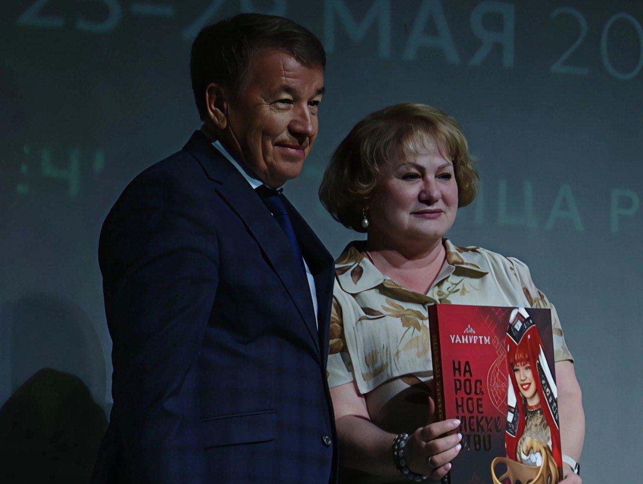 Екатеринбург станет «Библиотечной столицей России 2026 года».  Результаты конкурса были объявлены на закрытии Всероссийского библиотечного конгресса в Ижевске. Ежегодно один из российских городов получает почетное звание и становится местом проведения Всероссийского библиотечного конгресса – крупнейшего профессионального события сферы. В 2025 году «Библиотечной столицей России» стал Ижевск. Екатеринбург примет конгресс в мае 2026 года.  Министр культуры Удмуртии Владимир Соловьев передал символ «Библиотечной столицы России-2026» министру культуры Свердловской области Светлане Учайкиной.  «Я благодарю Российскую библиотечную ассоциацию за решение в поддержку заявки Екатеринбурга. Мы не подкачаем. Мы будем встречать вас на уральской земле и покажем то лучшее, что есть в библиотечной сфере нашего региона», – министр культуры Свердловской области Светлана Учайкина.  Культура Урала