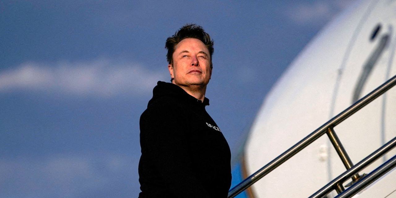 Американские спецслужбы в 2022-2023 годах отслеживали иностранцев, которые посещали Илона Маска, сообщает The Wall Street Journal. Эти действия санкционировали министерства юстиции и внутренней безопасности США. Ведомства интересовали гости Маска из Восточной Европы и других стран, «которые могли пытаться повлиять» на бизнесмена. Расследование свидетельствует об обеспокоенности властей количеством иностранцев в окружении предпринимателя, с компаниями которого заключают госконтракты.