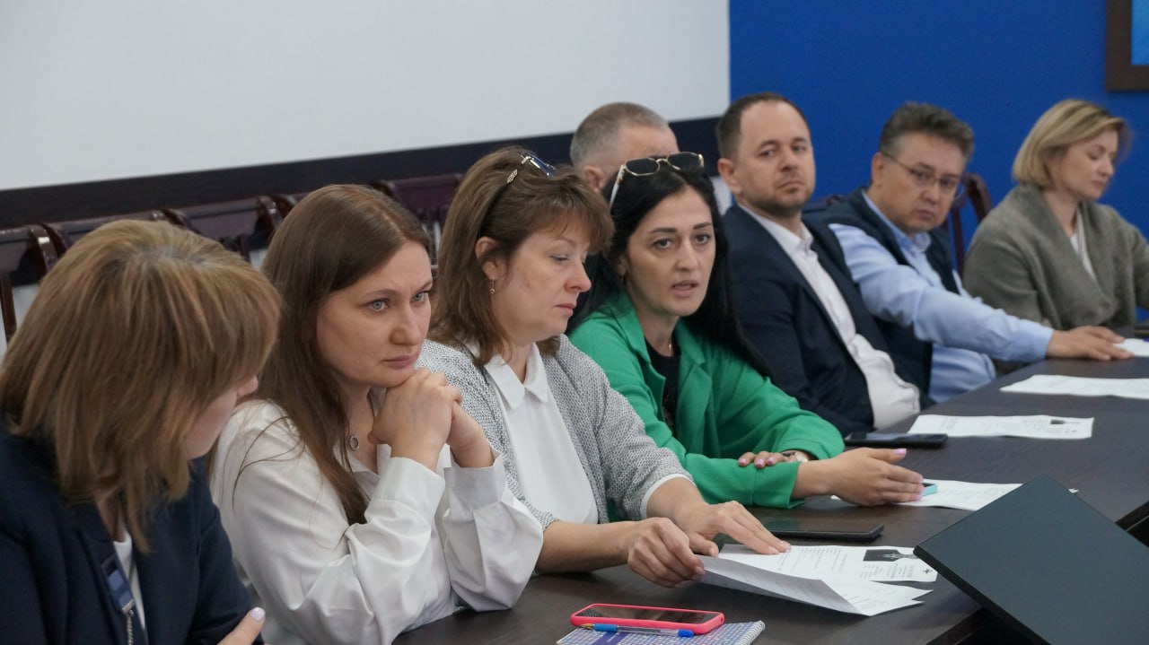 1 2 3 4 5 Сотрудники полиции и представители банков обсудили вопросы взаимодействия, а также методы противодействия различным мошенническим схемам. Во встрече приняли участие руководители полиции Анапы, начальники подразделений уголовного розыска, участковых уполномоченных полиции, представители отделений банков, осуществляющих свою деятельность на территории города-курорта. В связи с изменением законодательства по борьбе с так называемыми «дроперами» причастными к мошенническим операциям, сотрудники полиции совместно с представителями банков обсудили меры по предотвращению подобных преступлений. Были обсуждены наиболее актуальные мошеннические схемы и приведены конкретные примеры преступлений совершенных с помощью ИТ технологий, а также способы их раскрытий и задержания злоумышленников. Представители банков высказывали конкретные предложения по взаимодействию с полицией. В ходе встречи, им раздали контактные данные участковых уполномоченных полиции на обслуживаемой территории. В завершении встречи представители банков получили профилактические материалы для дальнейшего распространения в отделениях банков. ℹ Напоминаем, что за пособничество мошенническим схемам, установлена ответственность. Не передавайте свою банковскую карту третьим лицам, не совершайте переводы по просьбе незнакомцев, не делитесь доступом к онлайн-банку. При ошибочном переводе нужно сразу обратиться в банк. Полиция Анапы Вконтакте Одноклассники Rutube Дзен
