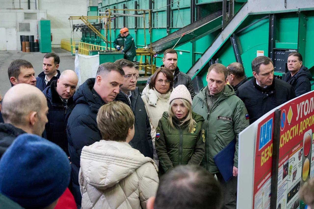 Вице премьер Дмитрий Патрушев проверил ход работ по созданию экопромышленного парка в Дзержинске Нижегородской области В осмотре приняли участие министр природных ресурсов и экологии РФ Александр Козлов его заместитель Денис Буцаев губернатор региона Глеб Никитин гендиректор РЭО Ирина Тарасова и другие На территории площадью 17 7 гектаров уже возведено здание научно технического центра и обеспечено подключение ко всем необходимым инженерным сетям Вложения в инфраструктуру парка составляют свыше 1 6 миллиарда рублей а будущие резиденты намерены инвестировать дополнительно более 2 2 миллиарда рублей Общая мощность перерабатывающих производств резидентов превысит 220 тысяч тонн вторсырья ежегодно В настоящее время шесть компаний заканчивают этап проектирования а с осени начаты работы по подготовке земельных участков Активная фаза строительно монтажных работ запланирована на летний период после таяния снега и окончательной готовности площадок К числу ключевых направлений деятельности парка относятся выпуск модификаторов для переработки полимеров компанией ОКАПОЛ и производство стабилизирующих добавок для асфальтобетона от предприятия БИОЭН Нефтепродукт Компания Лидер будет специализироваться на превращении металлургических отходов в стройматериалы а Экотермогрупп на изготовлении полимерной гранулы и композитных материалов После осмотра площадки под председательством Патрушева прошло совещание с регионами Приволжского федерального округа Обсуждались вопросы строительства инфраструктуры закупок спецтехники и контейнеров для сбора отходов а также цифровизации отрасли экономической устойчивости региональных операторов и прочие Подписывайтесь на Экодиктатуру