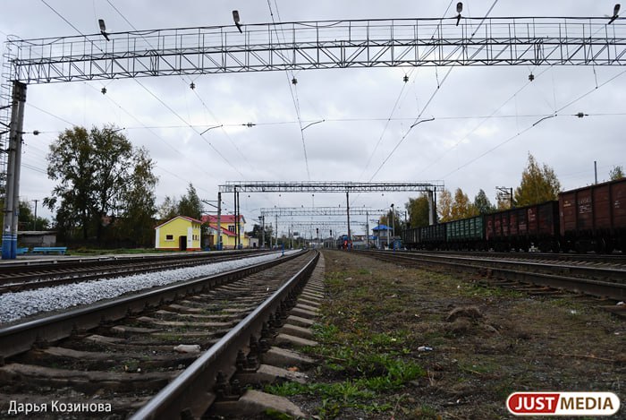 На 326 км 8 пк. перегона станций Лая - Баранчинская поезд, следующий сообщением Качканар – Екатеринбург, насмерть сбил 29-летнего мужчину. ЧП произошло сегодня ранним утром. Транспортаня прокуратура проводит по данному факту проверку.   «Машинист увидел пешехода и резко затормозил, но наезда избежать не удалось. Предварительная причина случившегося — неосторожные действия самого погибшего. Движение на перегоне не приостанавливалось», — сообщили в Уральской транспортной прокуратуре.