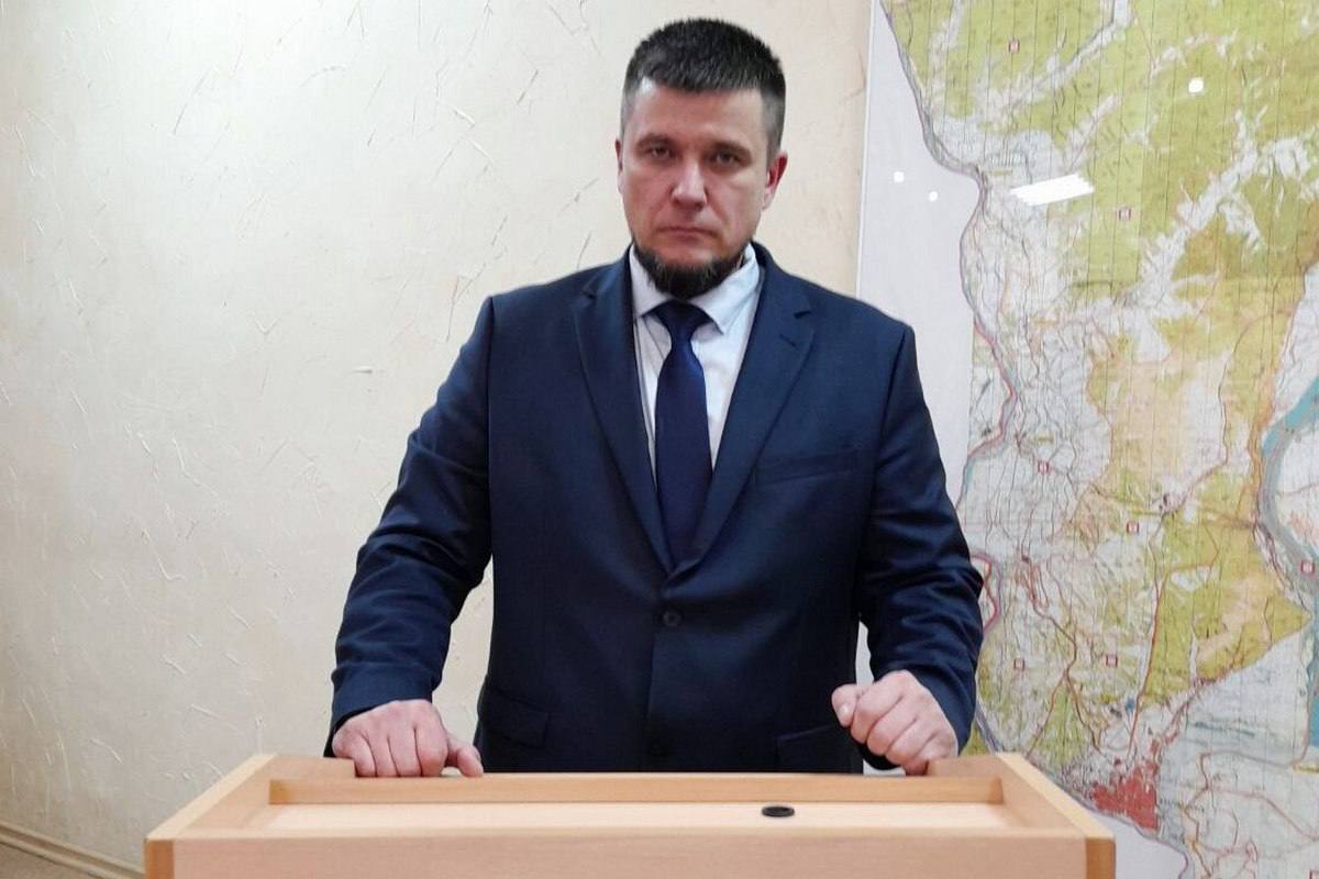 Денис Салтыков досрочно сложил с себя полномочия главы Благовещенского округа Об этом в субботу 30 августа он сообщил в своем telegram канале отметив что накануне депутаты поддержали его решение на внеочередном заседании Совета Денис Валентинович объяснил это тем что переходит на другое место работы но не прощается муниципалитетом Я рад что после начала моей работы в округе всем нам удалось выстроить эффективную модель взаимодействия и обратной связи За три года совместной работы мы сделали немало Если говорить о результатах то важно отметить что наш муниципалитет стал рекордсменом по целому ряду направлений строительство образование культура спорт благоустройство Мира вам дорогие друзья доброго здоровья и благополучия написал Денис Салтыков В ближайшее время будет проведена конкурсная процедура по избранию главы округа А до тех пор временно исполнять полномочия руководителя будет Александр Башун ampravda