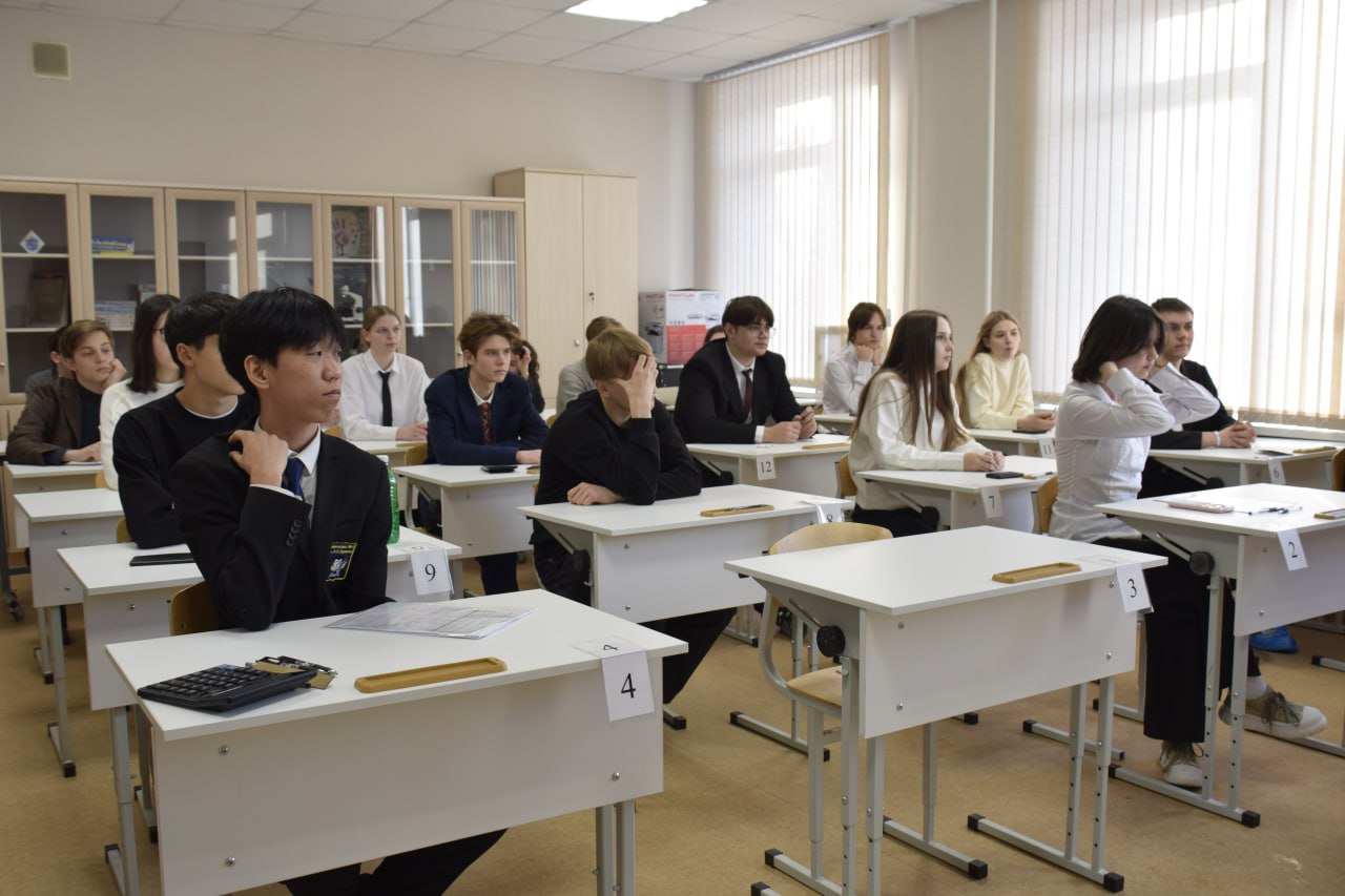 Сахалинские школьники поборятся за победу во Всероссийской олимпиаде На Сахалине и Курилах дан старт региональному этапу самого престижного интеллектуального состязания Всероссийской олимпиады школьников ВсОШ В этом году около учеников 9 11 классов из всех муниципалитетов области решили испытать свои силы и знания Позади школьный этап впереди самые сложные и интересные задачи Соревнования пройдут с 12 января по 28 февраля на базе Регионального центра оценки качества образования Сахалинской области дисциплины олимпиада охватывает практически всю школьную программу от русского языка и математики до китайского языка и основ безопасности Самыми популярными у наших ребят традиционно стали английский язык литература и обществознание  Новшество этого года олимпиада по информатике теперь включает четыре современных направления робототехника программирование искусственный интеллект и информационная безопасность Это шаг в будущее Отдельно для юных талантов В рамках регионального этапа также пройдут три олимпиады для учеников 7 8 классов по физике им Джеймса Максвелла по астрономии им Василия Струве по математике им Леонарда Эйлера  Все подробности о проведении олимпиады по каждой дисциплине а также расписание можно найти на сайте   Хочешь усилить подготовку Для будущих участников олимпиад а также для тех кто готовится к следующим этапам на базе нашего Центра проходят учебно тренировочные сборы по истории химии физике математике литературе и английскому языку Записаться можно в разделе учебно тренировочные сборы по ссылке Дерзайте ребята Мы вами гордимся rcokoso
