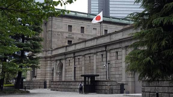 В Японии поднимут ключевую процентную ставку до 0 75 что станет максимальным уровнем за последние 30 лет Как сообщает Reuters на заседании в пятницу Центральный банк страны планирует повысить краткосрочную процентную ставку с 0 5 до 0 75 Для сравнения в России эта ставка составляет 16 5 bisrub