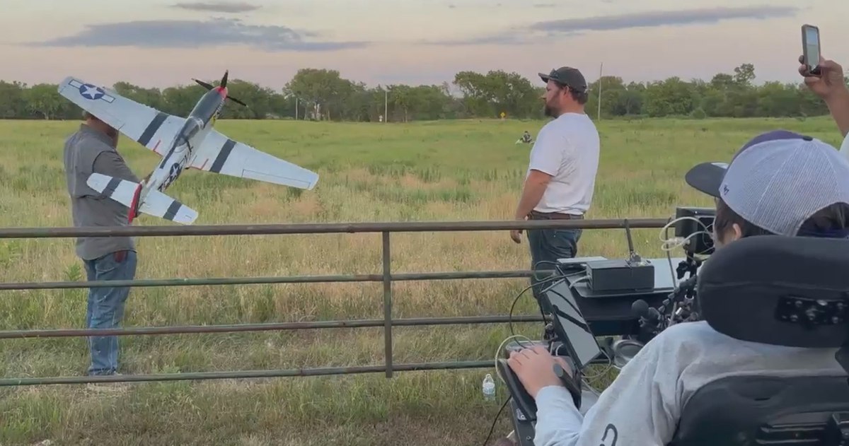 Парализованный пациент Neuralink Алекс Конли показал как контролирует полёт радиоуправляемого самолётика силой мысли Код для этого он написал сам В октябре компания рассказывала что он научился управлять роборукой и открывать с её помощью холодильник и пользоваться микроволновкой vc ru future 2328116