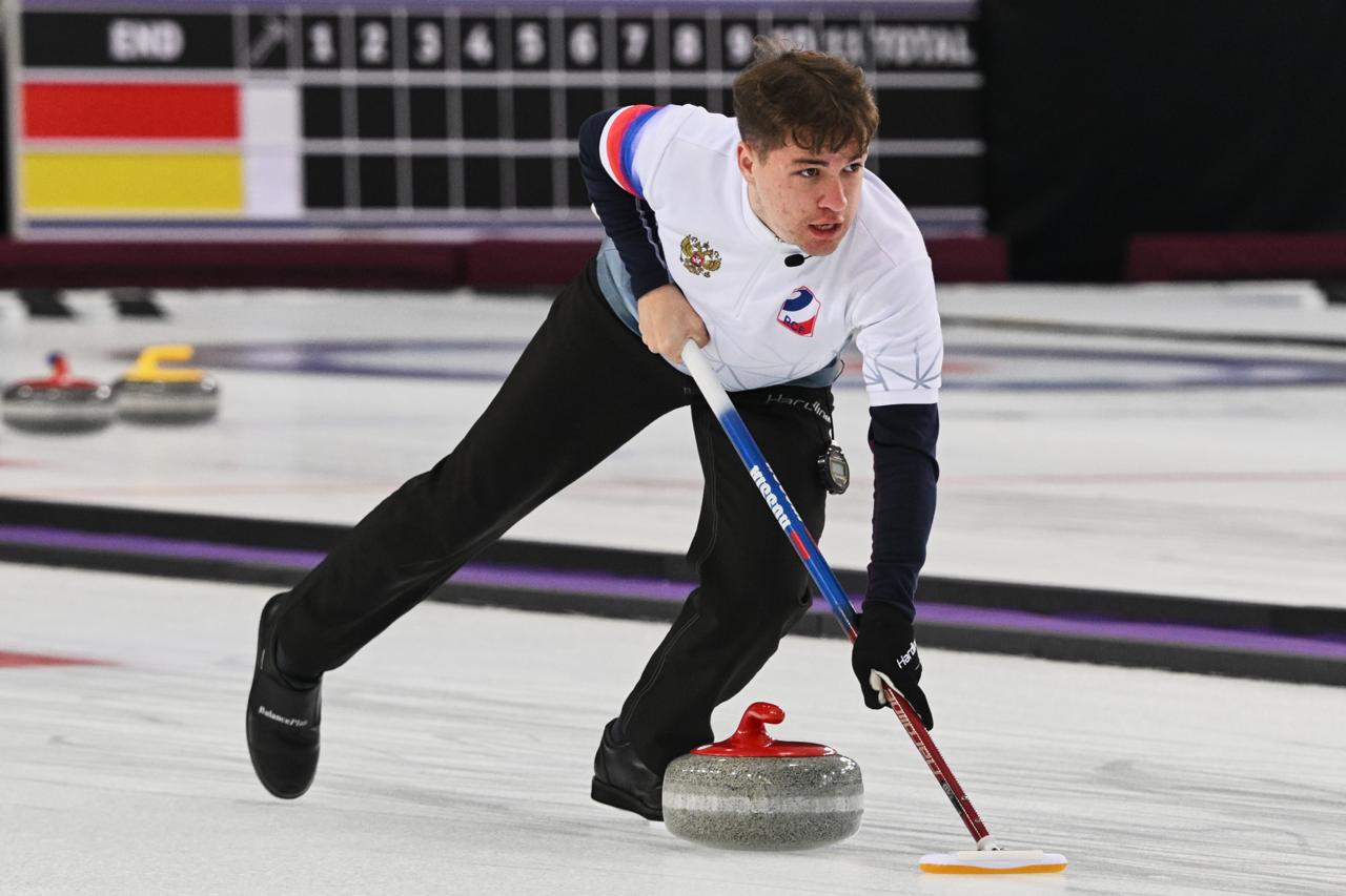 Юниорскую сборную России по керлингу допустили на ЧМ под флагом и с гимном Юниорская сборная России по керлингу сможет выступить на международных стартах в полном национальном статусе с триколором в официальной экипировке и с исполнением гимна О решении совета Всемирной федерации керлинга WCF сообщил министр спорта Российской Федерации Михаил Дегтярев Первым турниром в таком формате станет чемпионат мира среди юниоров в дисциплине смешанные пары он пройдет с 5 по 10 мая 2026 года в канадском Эдмонтоне Фото телеграм канал министра спорта РФ Михаила Дегтярева Подписаться на Петербургский дневник в МАХ