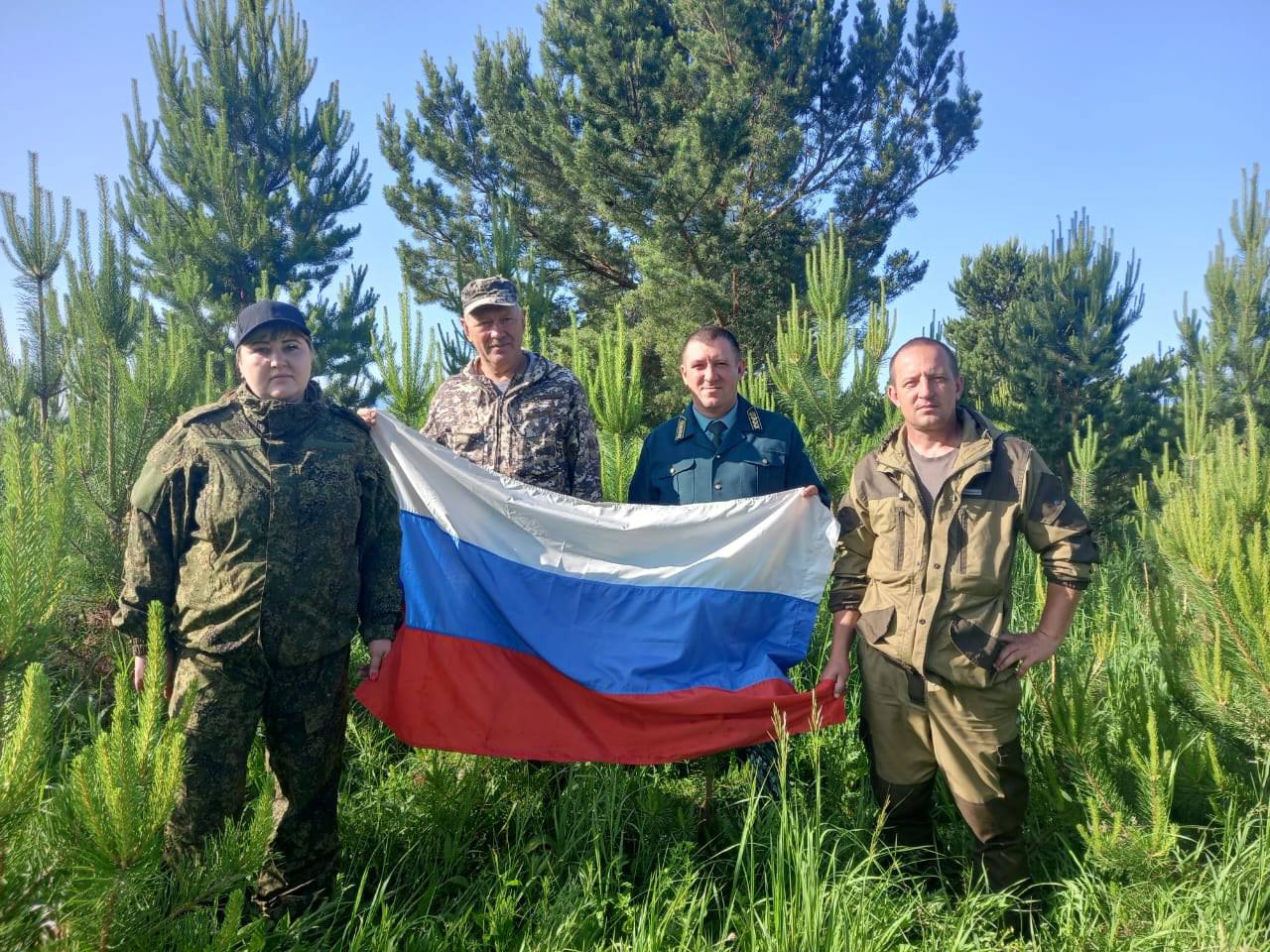 В Алтайском крае завершили сезонные лесопосадочные работы на площади больше 2 тысяч гектаров В регионе успешно завершилась масштабная кампания по восстановлению лесов. В этом сезоне работы проводились с особым размахом — вместо запланированных 1850 гектаров удалось засадить 2054 гектара, на 11% перевыполнив план. Торжественным финалом акции стала посадка 30 тысяч сеянцев ели на площади 15 гектаров в Чарышском лесничестве. В мероприятии, приуроченном ко Дню России, приняли участие сотрудники лесничества, школьники, представители администрации и активные жители, сообщили в Минприроды Алтайского края. После продуктивной работы всех ждал сытный обед на свежем воздухе и памятные фотосессии с российским триколором. Мероприятие проведено в рамках федерального проекта «Сохранение лесов» нацпроекта «Экология».