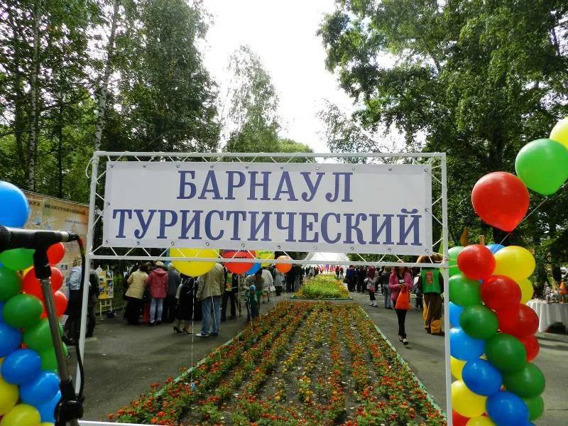 Более 40 млн рублей туристического налога собрали с начала 2025 года в Алтайском крае Основной поток платежей идёт из Белокурихи 27,6 млн и Барнаула 6,5 млн . Для сравнения: в соседнем Новосибирске за тот же период собрали чуть больше 19 млн рублей. Максимальный платёж налогоплательщика составил 7,8 млн рублей, минимальный — всего 100 рублей.