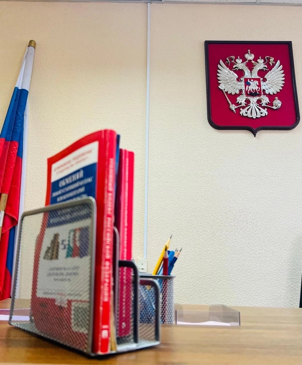 Суд изменил меру пресечения адвокату Роману Качанову Сегодня Ленинский районный суд г Екатеринбурга рассмотрел ходатайство следователя о продлении меры пресечения в адвокату Роману Качанову Органами предварительного расследования он обвиняется по ч 3 ст 284 1 УК РФ Организация деятельности иностранной или международной организации в отношении которой принято решение о признании нежелательной на территории Российской Федерации ее деятельности в соответствии с законодательством Российской Федерации Мера пресечения изменена с содержания под стражей на домашний арест на срок по 15 мая 2026 года  Постановление суда вступит в законную силу через 3 суток если не будет обжаловано сторонами Ленинский районный суд Екатеринбурга мера пресечения