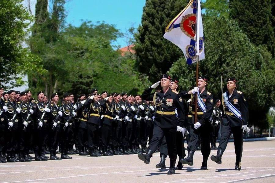 Более 15 000 севастопольцев сейчас в зоне СВО - Развожаев Глава города об этом сообщил в эфире телеканала «Россия 24». Стоит отметить, что по данным Росстата на начало 2025 года, в Севастополе проживает около 343 тысяч человек трудоспособного возраста. Из них мужчин — примерно 180 тысяч. Вероятно, на линии боевого соприкосновения принимает участие около 10% взрослых мужчин города. В конце 2024 года губернатор также сообщал, что более 10 тысяч участников СВО в Севастополе претендуют на земельные участки. Читайте Севкор