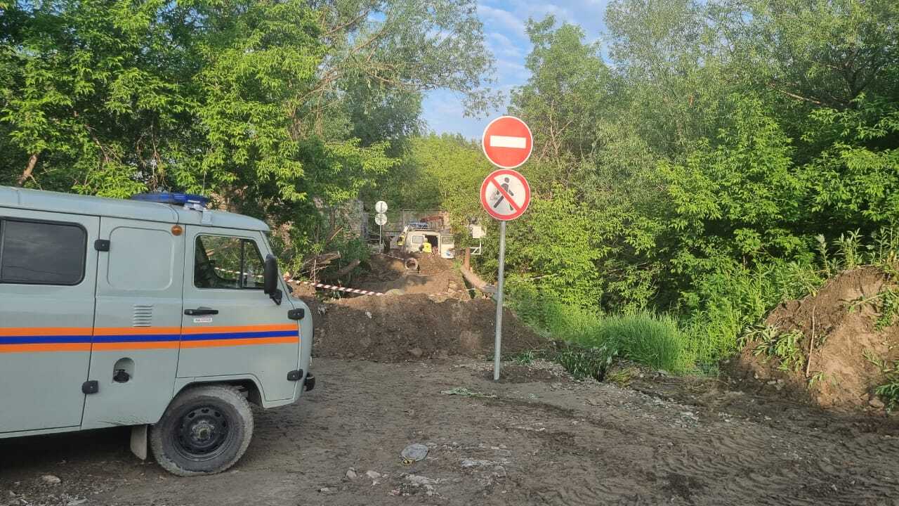 В Железнодорожном районе введён режим функционирования повышенная готовность В результате обильных осадков в виде проливных дождей произошло подмывание переправы элементов благоустройства через реку Пивоварку в районе здания №20 по ул.Силикатной. В администрации Железнодорожного района 09.06.2025 в 20:00 проведено заседание КЧС и ПБ, где было принято решение ввести режим функционирования повышенная готовность для районного звена в границах данной территории. В настоящее время приняты меры по ограничению доступа на вышеуказанный объект с целью недопущения движения пешеходов и автомобильного транспорта. Профильным комитетом администрации города будет рассмотрен вопрос о сроках восстановления данного объекта благоустройства.