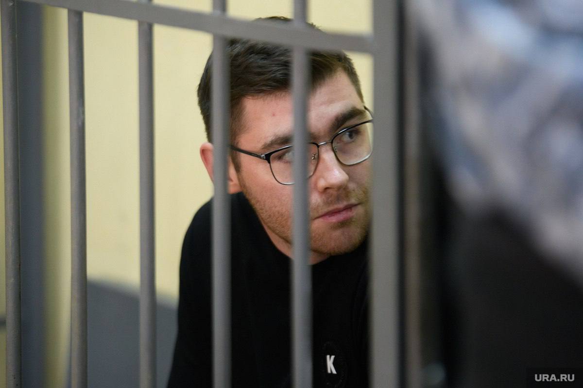 Суд не стал отменять несправедливый арест редактора URA.RU Аллаярова — он преследуется следствием за получение информации о криминальных событиях в Свердловской области. Ранее многие — в том числе представители всех парламентских партий и омбудсмен РФ Татьяна Москалькова — уже указывали на несправедливость этого решения, но суд не учел эти доводы и оставил Дениса в СИЗО. Защита будет обжаловать вынесенное решение, заявили адвокаты журналиста Светлана Герасимова и Анастасия Харисанова. «Мы считаем меру пресечения чрезмерной и что это своего рода давление на Дениса Аллаярова. Доводы следствия необоснованные. То, что заседание закрыли, считаем нарушением принципа гласности — судебное заседание должно было быть открытым. Мы изложили это в апелляционной жалобе, но наши доводы не были услышаны», — объяснили они. Нашего редактора задержали 5 июня по подозрению в даче взятки своему дяде-полицейскому. Ключевого доказательства — факта передачи денег — в деле нет. Но в нем есть ряд грубых ошибок, из-за которых это дело, как считают незаинтересованные в деле известные юристы, уже требуется пересмотреть. Многие из них выразили опасение, что следствие пытается в спешке получить нужные показания, чтобы отчитаться об успешном расследовании. Аллаяров категорически отрицает вину. Редакция так же уверена в невиновности Дениса и считает, что мера пресечения в виде ареста в СИЗО несоразмерна преступлению, в котором его обвинили.