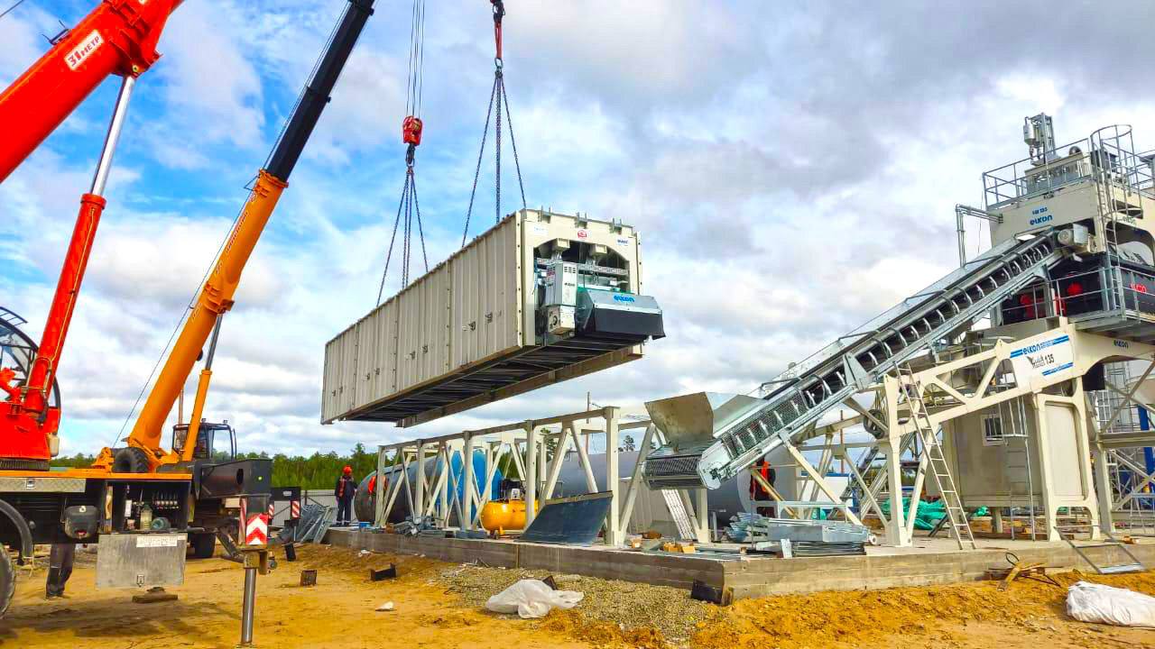 Паромную переправу запустили на стройке Ленского моста в Якутии  Группа «ВИС» разворачивает дополнительные мощности на строительстве Ленского моста в Якутии. Для доставки на правый берег техники и бурового оборудования организована паромная переправа через реку Тамму, сообщили в пресс-службе холдинга.  «Всего на правом берегу будет сооружено 19 опор, под которые будет устроена 341 буронабивная свая. Паромный маршрут позволит оперативно доставлять материалы и технику, обеспечивая непрерывность строительного процесса»,  — говорится в сообщении.  Отмечается, что сейчас на правом берегу завершается монтаж второго бетонного завода. Работы ведутся также на левом берегу, где ход строительства 12 августа оценил директор Научного центра Минтранса России Артур Романенко. В рамках рабочей поездки в Якутию он посетил одну из технологических площадок.  Фото: Группа «ВИС»    Все новости   #Яестьновость   Обсудить