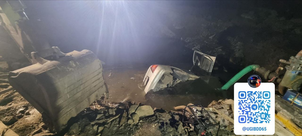 в Невельском районе 8 ноября 2025 года в 21 час 45 минут в районе дома 48А по ул Гагарина с Колхозое произошло дорожно транспортное происшествие По предварительным данным 18 летняя водитель не имеющая права управления транспортными средствами управляя автомобилем Toyota Corolla двигаясь в восточном направлении допустила съезд с дороги с последующим опрокидыванием транспортного средства В результате дорожно транспортного происшествия водитель и 16 летняя пассажир не пристегнутые ремнями безопасности получили телесные повреждения Проводится проверка ugibdd65