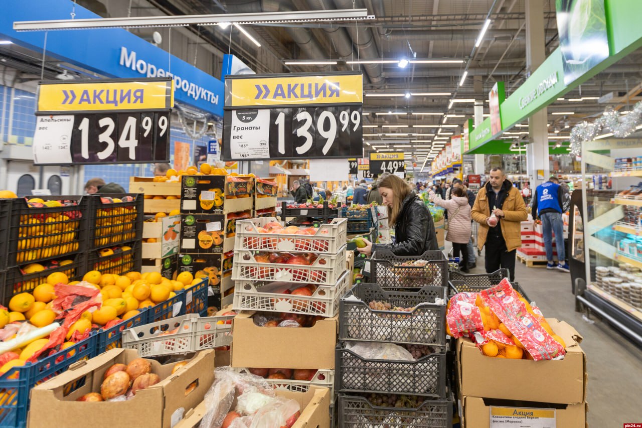 Торговле хотят установить единую весовую единицу измерения товаров С таким предложением к министру промышленности и торговли Антону Алиханову и руководителю Роспотребнадзора Анне Поповой обратился глава комитета Госдумы по труду и социальной политике Ярослав Нилов Т е на любом товаре установить цену за килограмм А не как сейчас когда в одних случаях цена за штуку в других за 100 грамм в третьих за кг Такая практика приводит к неудобствам для покупателей при сравнении цен затрудняет выбор наиболее выгодного предложения и как следствие может приводить к необоснованным тратам Есть и другое мнение Противники наоборот полагают что наличие нескольких цен например за 100 гр и за кг на одном товаре будет вводить покупателей в заблуждение