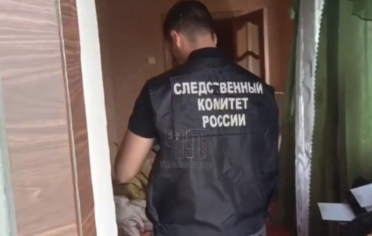 Кубанец насмерть забил пожилых мать и старшего брата. Их тела нашли через неделю!  По версии следствия, ночью 13 июня в станице Каневской во время ссоры 46-летний мужчина жестоко избил мать и брата подлокотником от дивана. От многочисленных травм головы оба скончались на месте.  Тела обнаружили только спустя неделю после того, как обеспокоенная их долгим отсутствием и странным запахом из квартиры соседка вызвала полицию.  Мужчину задержали, он признал свою вину и сейчас находится под стражей. Следователи проводят экспертизы, в том числе психолого-психиатрическую, чтобы выяснить все обстоятельства этой ужасной истории.