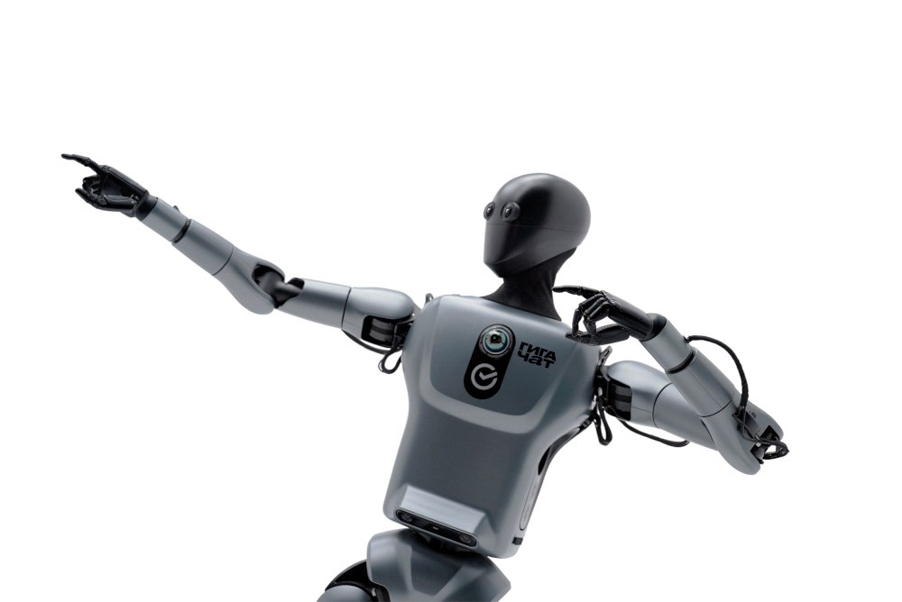 Сбер показал своего первого человекоподобного робота называется Грин работает на базе нейросети GigaChat В ближайшее время компания планирует запустить пилотные проекты по интеграции робота в различные бизнес процессы vc ru tech 2606751