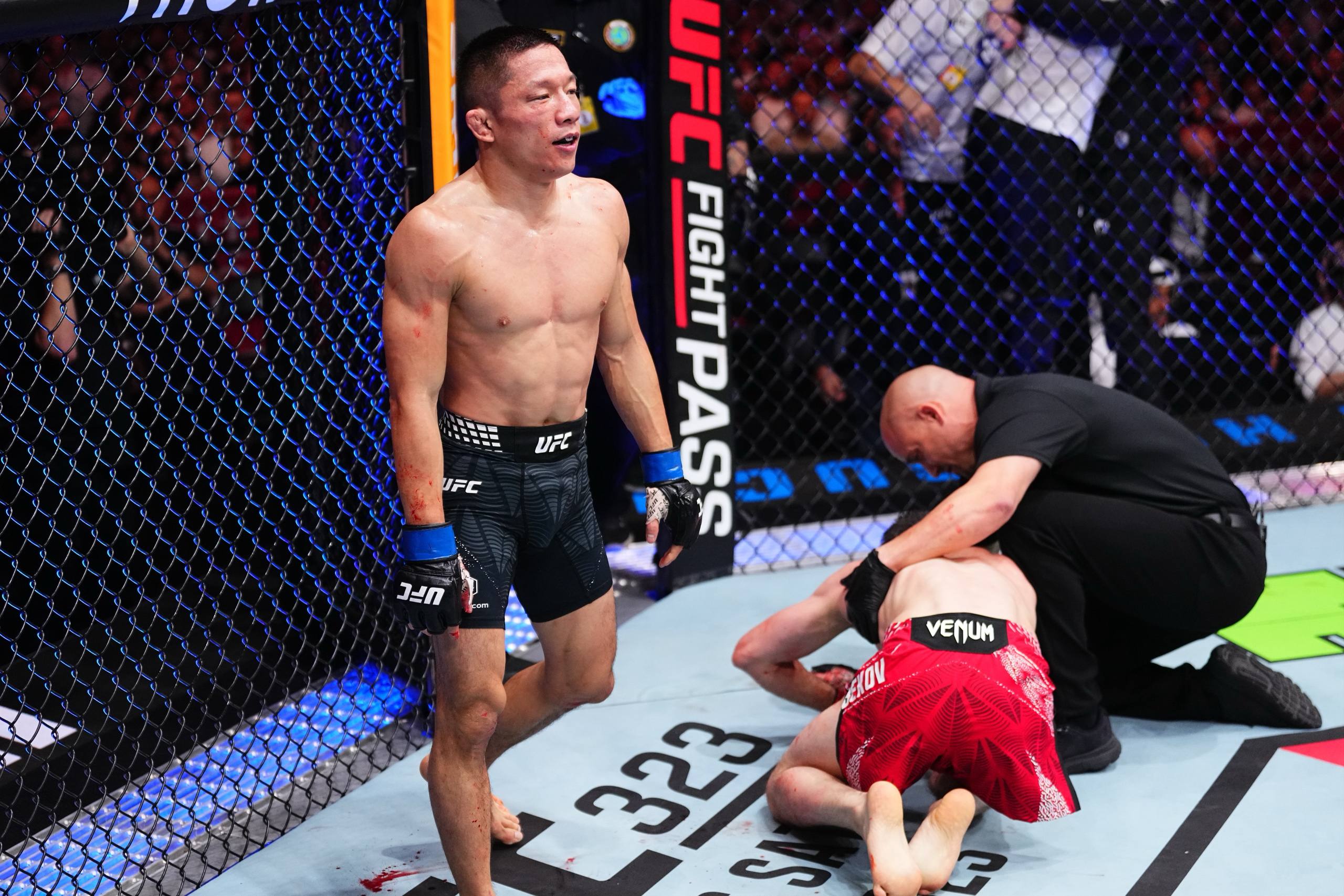 Тагир Уланбеков не стал сдаваться и проиграл удушающим приемом в третьем раунде UFCQatar