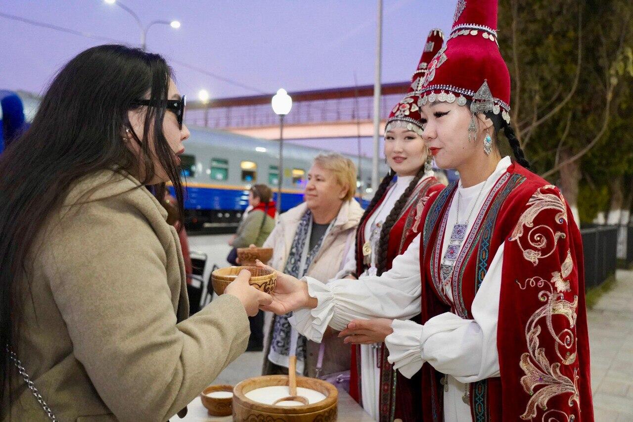 Более 58 тысяч мест для пассажиров готовят к мартовским праздникам железнодорожники Казахстана    "На 8 Марта на направления с высоким спросом будет добавлено 265 прицепных вагонов, дополнительно 18 тысяч мест.  В Наурыз будет добавлено 432 прицепных вагона, что обеспечит более 20 тысяч мест", - сообщают "Пассажирские перевозки".   Перед Наурызом запустят три дополнительных поезда:    №201/202 "Астана  НЖ –Алматы-1" 20-24 марта;   №203/204 "Астана-1 – Шымкент" 21-25 марта;   №257/258 "Актобе-Астана  НЖ " - 16, 18, 20, 22, 23, 25 марта.  В праздники добавят и пригородные электропоезда:   №6811/6812 "Астана-1 – Курорт Боровое" - 7-10, а также 21, 22, 23, 25 марта,   №6868/6869 "Темиртау - Акадыр" - 7-10 марта.   №7553/7556 "Караганда - Астана-1" - 21, 22, 23, 25 марта