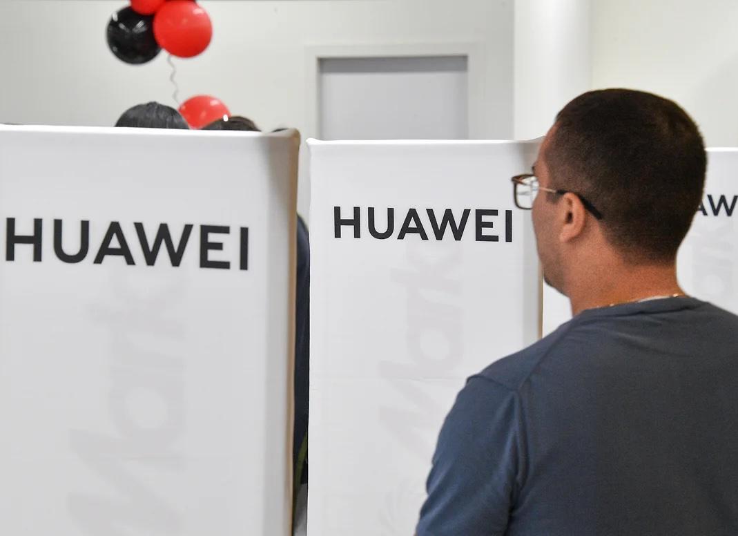 В московском ГУМе 15 ноября откроется двухэтажный флагманский салон Huawei площадью 566 кв м на месте бывшего ювелирного салона Tiffany Co На первом этаже будет магазин электроники Huawei а на втором сервисный отдел Аренда будет стоить около 3 3 млн в месяц что вряд ли окупится оборотами Это делает проект скорее имиджевым Telegram Дзен MAX