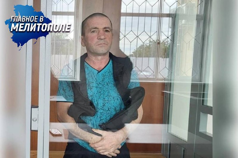 Мелитополец получил 8 лет за попытку продать гранату и патроны с подбитого БТР Житель Мелитополя подобрал гранату и 60 патронов в брошенном БТР, а спустя полгода попытался продать их знакомому. Тот, опасаясь трагедии, купил боеприпасы, но сразу отнес их в полицию. Суд признал мужчину виновным в незаконном хранении и сбыте оружия. С учетом признания вины и смягчающих обстоятельств, ему назначено 8 лет и 3 месяца колонии и штраф 100 тыс. рублей.