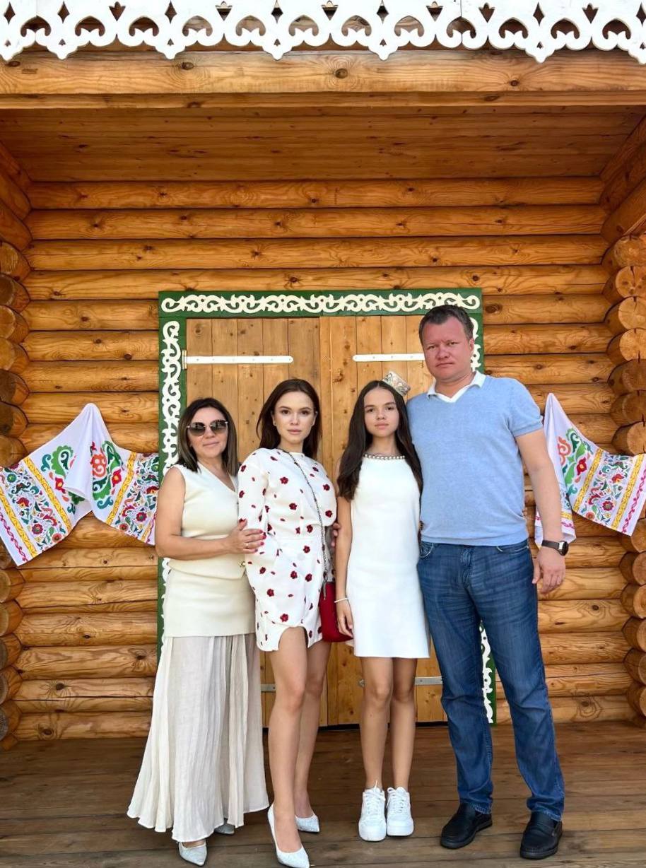 Уважаемые главы в честь Дня семьи, любви и верности опубликовали в своих соцсетях фотографии с семьей. Среди активных отметим Ильяса Гузаирова глава Бавлинского района , Альберта Рахматуллина Кайбицкий район , Ленара Зарипова Актаныш , Егора Тарнавского Новошешминск , Радмира Беляева Нижнекамск , Камиля Назмиева Тукаевский район , Дамира Фаттахова Бугульма , Радика Ислямова Рыбная Слобода , Рамиля Нутфуллина Балтаси и Алмаза Хисамутдинова Арск . Бәйрәм белән!