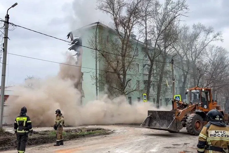 В связи с трагическими событиями случившимися в городе а также с сохраняющимся режимом беспилотной опасности в Сызрани Самарской области отменены все массовые спортивные и зрелищные мероприятия до конца этой недели сообщает пресс служба администрации города Организаторы мероприятий дополнительно проинформируют о возобновлении или переносе событий Так Губернский фестиваль самодеятельного народного творчества Рожденные в сердце России который должен был начаться в 13 00 в Драматическом театре не состоится Кроме того отменено запланированное спортивное мероприятие в физкультурном комплексе О судьбе общегородского субботника который также намечен на сегодня пока не сообщается Кроме того в городе открыты горячая линия и пункты помощи пострадавшим Круглосуточная бесплатная линия психологической помощи 8 800 100 21 15 Единая дежурно диспетчерская служба 8 8464 98 41 15 112 Фото Дарья Малеева ТАСС Читать нас в MAX
