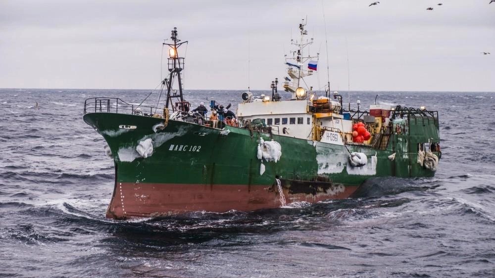 Арбитражный суд Приморского края снова наложил арест на активы рыболовецкого колхоза Восток 1 В этот раз под прицел попали многомиллионные суммы возместить которые потребовали сразу несколько компаний указано в документах в электронной картотеке В адрес рыбколхоза поступили иски от российских компаний Имтрейд Морской траст и Манчжур а также от иностранной Golden Centre Trading Limited Все они связаны со снабжением и судя по искам рыбколхоз крупно задолжал им Возможно пока суда предприятия находились в море и не могли вернуться на сушу из за судебных разбирательств Имтрейд занимается заправкой судов топливом и маслами а в документе указано что она требует от Восток 1 1 436 000 рублей за товар по договору поставки нефтепродуктов для получения которых компания просит арестовать счета рыбколхоза Морской траст тоже работает с нефтепродуктами но ее претензии к рыбколхозу гораздо весомее компания требует арестовать 75 379 584 50 рублей сложившихся из долга и пени а также уплаченной при подаче иска госпошлины в размере 802 109 рублей Подробнее об очередной проблеме одного из крупнейших рыбодобывающих предприятий на сайте Фото vostok1 com Подписаться