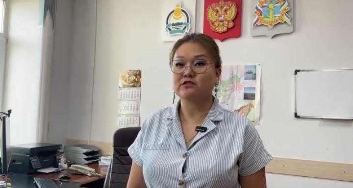 В Бурятии силовики задержали с поличным при получении взятки заместителя главы Иволгинского района Оксану Дымбрылову Об этом сообщили источники Газеты РБ Чиновница требовала с подрядной организации откат в размере 10 при строительстве дороги фото скриншот с видео из соцсетей