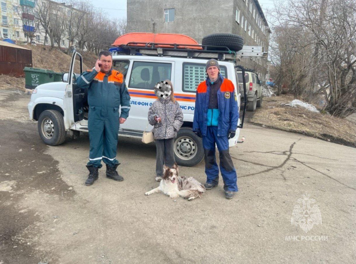 На Камчатке спасатели МЧС России помогли заблудившейся десятилетней девочке выйти из лесного массива Всё произошло в лесном массиве в районе улицы Бийской в Петропавловске-Камчатском вечером 2 мая. Ребенок с друзьями пошел в расположенный недалеко от жилых домов лес. Друзья ушли, а девочка осталась и не могла самостоятельно вернуться. Она позвонила в экстренную по телефону "112". На поиски ребенка были направлены дежурные смены поисково-спасательных отрядов Главного управления МЧС России по Камчатскому краю и КГКУ «ЦОД», наряд полиции. В готовности к привлечению был беспилотный летательный аппарат. В разговоре с ребенком был определен район поиска и даны рекомендации как вести себя до приезда спасателей. Прибыв на место, специалисты включили сирену на автомобиле и по телефону ориентировали ребенка идти на звук. Девочка почти сразу вышла к спасателям. В медицинской помощи она не нуждалась. Спасатели напоминают родителям о необходимости следить за местонахождением своих детей, объяснить им опасность самостоятельных прогулок в лесном массиве. Одевай ребёнка в яркие вещи, это поможет не терять его из виду. Пришей светоотражатели на рукава одежды и на брюки – это увеличивает шансы быть замеченным в темноте. Расскажи ребенку о правилах поведения в лесу: остановиться в одном месте или районе. Это САМОЕ важное правило из всех. Если ребенок будет бежать или идти без цели, то может зайти слишком далеко. не лежать на голой земле. подать знак, где ребёнок находится: кричать или свистеть, если есть такая возможность. Единый номер вызова всех экстренных служб - 112.