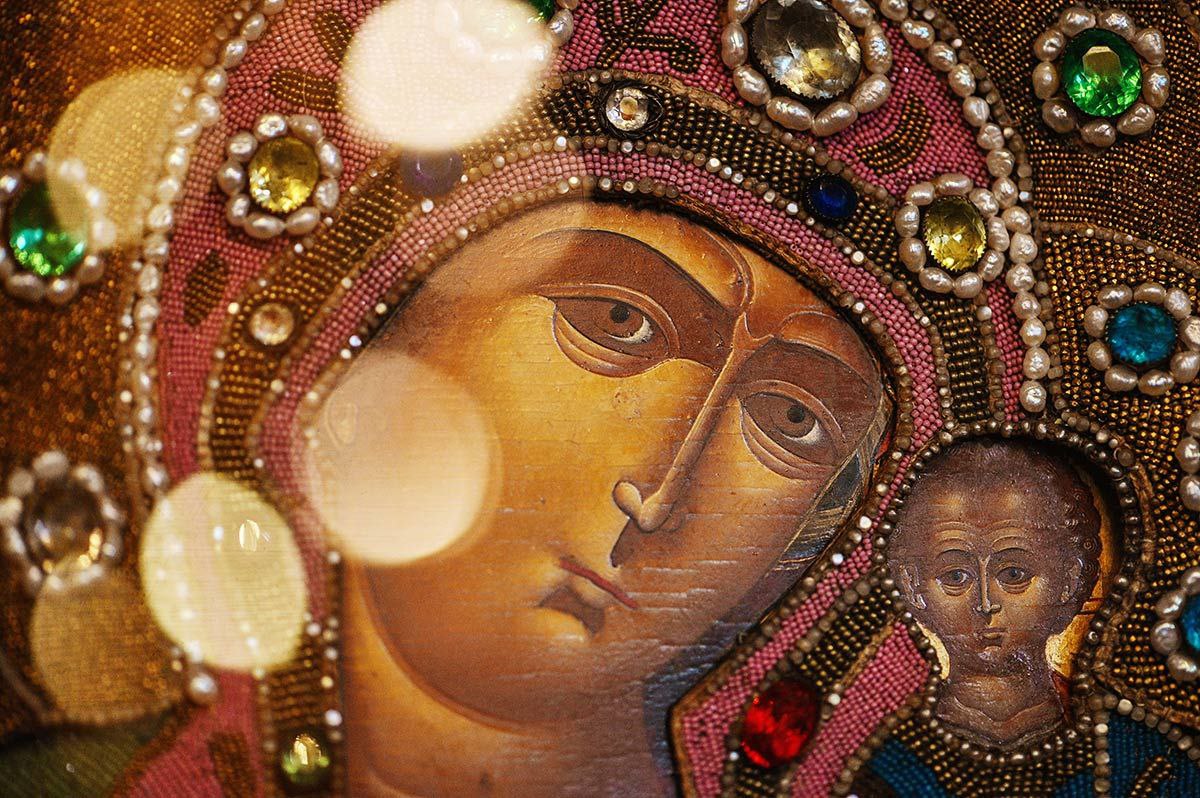 Версия о сожжении иконы основана только на показаниях ребенка что на самом деле известно о Казанской иконе Божией Матери После страшного пожара в Казани десятилетняя девочка Матрена увидела во сне Богородицу которая просила найти Ее икону зарытую во дворе сгоревшего дома девочки Там ее и нашли Удивительный образ был похож на Одигитрию но только изображение было оплечное а не по пояс как обычно на таких иконах Икона была завернута в рукав от кафтана вишневого цвета и была такая чистая как будто только что написана Сразу начались чудеса и вскоре молва о чудотворной иконе пошла по всей Руси С иконы сделали список копию и послали ее в Москву царю самому Ивану Грозному Царь повелел построить в Казани на месте обретения иконы женский монастырь Среди первых монахинь Казанского Богородицкого монастыря были и нашедшая икону Матрена и ее мать В этой обители с тех пор и хранилась Казанская икона Божией Матери Ее знала и почитала вся страна со всех уголков верующие съезжались в Богородицкий монастырь чтобы увидеть Матушку Казанскую Но сохранить святыню не удалось В начале ХХ века святыня таинственно исчезла Несколько лет назад ее вроде бы нашли то ли в Ватикане то ли в Москве Разбираемся вместе с экспертами в том что на самом деле известно об иконе Казанской Божией Матери Подпишитесь на Милосердие ru в MAX