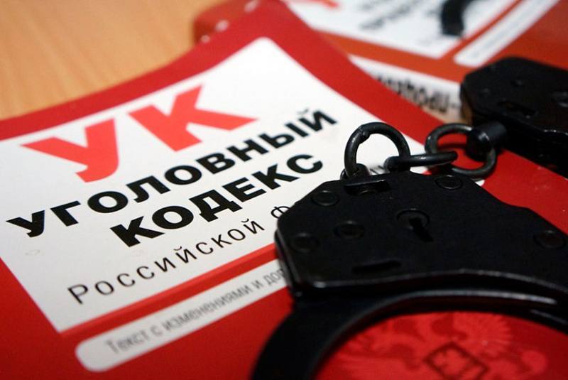 В Иркутской области осужден бывший сотрудник РЖД за взятку в особо крупном размере Собранные вторым отделом по расследованию особо важных дел СУ СК России по Иркутской области доказательства признаны судом достаточными для вынесения приговора начальнику отдела структурного подразделения филиала ОАО «РЖД». Он признан виновным в совершении преступления, предусмотренного ч. 6 ст. 290 УК РФ получение взятки должностным лицом в особо крупном размере . Следствием и судом установлено, что в период с июля 2021 года по май 2024 года подсудимый лично получил взятку в сумме 1,6 млн рублей от организованной группы. В состав данной группы входили как сотрудники ОАО «РЖД», занимающие определенные должности, так и представитель коммерческой структуры. Взятка была предоставлена за передачу актуальных сведений о количестве погруженных вагонов и их распределении по железнодорожным станциям, находящимся в подчинении фигуранта, в целях обеспечения интересов коммерческой организации и ее деловых партнеров. Преступная деятельность выявлена и пресечена при взаимодействии с УФСБ России по Иркутской области. В ходе предварительного следствия на имущество подсудимого наложен арест общей стоимостью более 10 млн рублей. Суд признал мужчину виновным и назначил ему наказание в виде лишения свободы сроком на 4 года с отбыванием в исправительной колонии строгого режима со штрафом в размере 8 млн рублей. Уголовное дело в отношении остальных фигурантов выделено в отдельное производство, расследование продолжается.