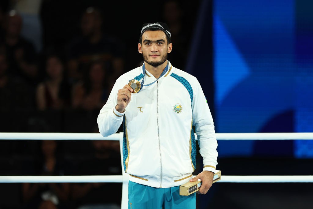 Олимпийского чемпиона по боксу из Узбекистана дисквалифицировали за допинг Олимпийский чемпион Парижа по боксу Лазизбек Муллажонов из Узбекистана дисквалифицирован на три года за нарушение антидопинговых правил Об этом сообщается на сайте Международного агентства допинг тестирования ITA В пробе 26 летнего боксера взятой 11 июня во внесоревновательный период был обнаружен метастерон синтетический анаболико андрогенный стероид связанный со стимуляцией быстрого роста мышц увеличением силы и мощности Дисквалификация боксера завершится 21 июля 2028 года Муллажонов на Олимпиаде 2024 завоевал золото в тяжелом весе Также он является бронзовым призером чемпионата мира 2023 года Getty Images Подписаться на РБК Спорт